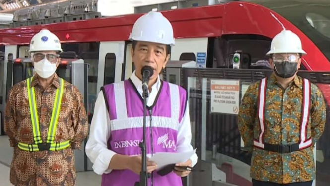 Presiden Jokowi usai menjajal LRT Jabodebek di Stasiun TMII.