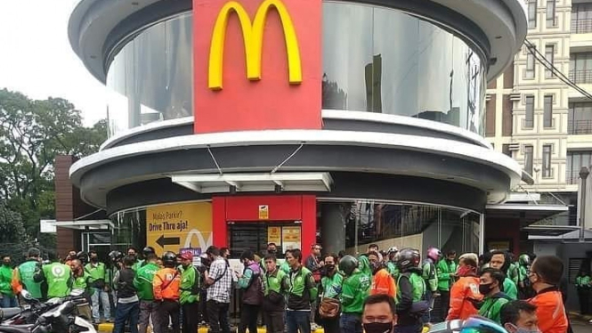 Antrean panjang orderan menu BTS Meal McDonald's