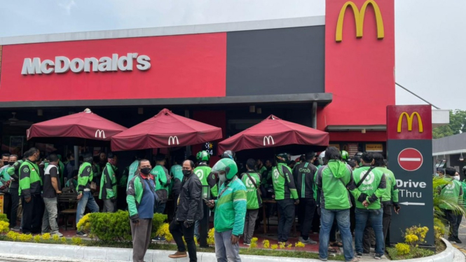 Kerumuman terjadi di gerai McDonald's di Jalan SM Raja, Kota Medan.