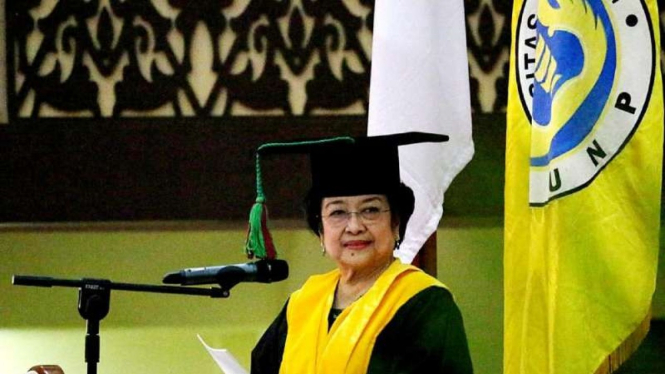 Megawati Soekarnoputri saat menerima gelar Doktor Honoris Causa dari 
