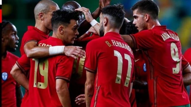 Para pemain Timnas Portugal merayakan kemenangan atas Israel. 