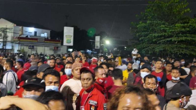 Dua kelompok organisasi kemasyarakatan (ormas) bentrok di kawasan Rawa Lumbu, Kota Bekasi, Jawa Barat, Rabu dini hari, 9 Juni 2021.