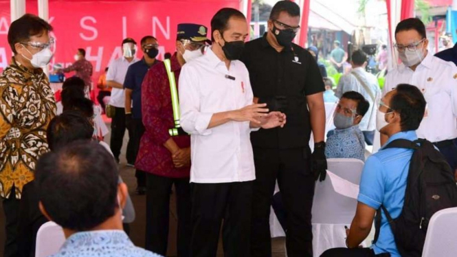 Presiden Jokowi Tinjau Vaksinasi COVID-19 di Terminal Kampung Rambutan Jaktim