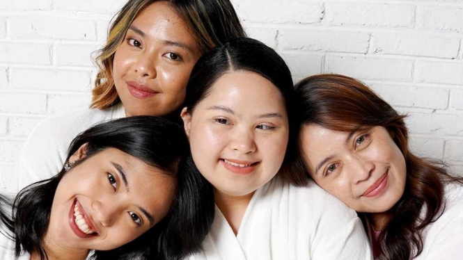 Namira (tengah), perempuan down syndrome sukses menjadi model kecantikan