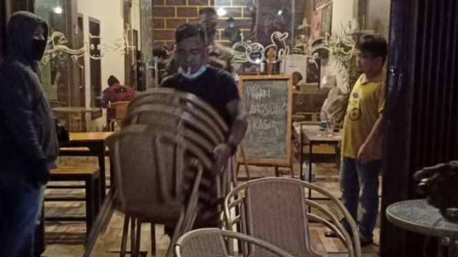Satpol PP menyita kursi-kursin dan menutup sementara operasional satu kafe dan tempat hiburan malam di Makassar, Sulawesi Selatan, Rabu malam, 9 Juni 2021, karena tempat-tempat itu melanggar aturan jam malam dan memicu kerumunan.