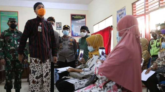 Gubernur Jawa Tengah Ganjar Pranowo, Kamis, 10 Juni 2021, meninjau pelaksanaan vaksinasi untuk kalangan lansia di Puskesmas Kaligangsa, Kota Tegal.