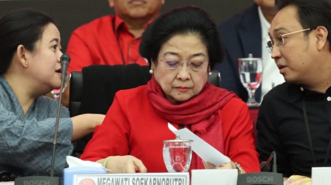 Megawati Diapit Kedua Anaknya, Puan Maharani dan Prananda Prabowo.