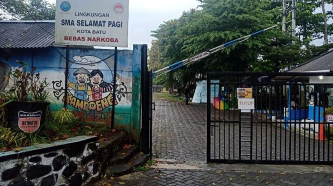 Pintu gerbang Sekolah Pagi Indonesia (SPI), di Kota Batu, Jawa Timur, yang sedang menjadi sorotan menyusul kabar dugaan pelecehan seksual terhadap pelajar di sekolah itu.