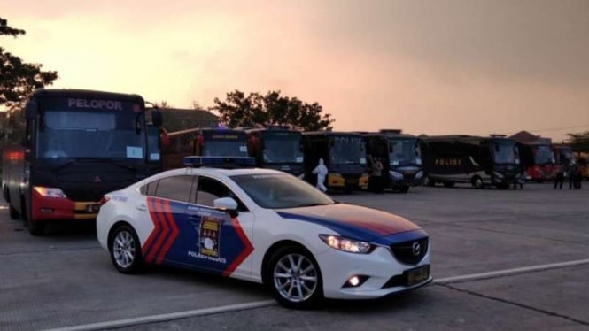 Mobil patroli dan pengawalan polisi mengawal pemberangkatan warga Kabupaten Kudus, Jawa Tengah, yang hendak diisolasi secara terpusat di Asrama Haji Donohudan, Kabupaten Boyolali, 11 Juni 2021.