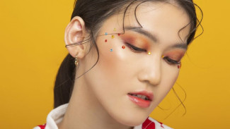 Trik Riasan Mata Flawless Ala Artis Drakor, Bikin Glowing!