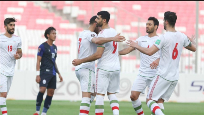 Para pemain Iran merayakan kemenangan 10-0 atas Kamboja. 