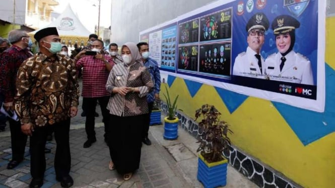 Menteri Koordinator Pembangunan Manusia dan Kebudayaan Muhadjir Effendy saat meninjau Kantor Kelurahan Maricaya, Jalan Veteran, Kota Makassar, Sulawesi Selatan, Jumat, 11 Juni 2021.