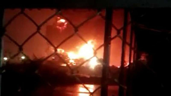 Tangkapan layar (screen shot) video yang memperlihatkan kebakaran di kilang Pertamina RU IV, Cilacap, Jawa Tengah, Jumat malam, 11 Juni 2021.
