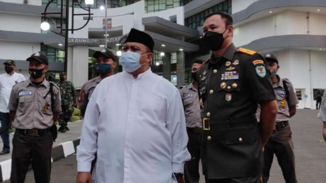 Komandan Komando Resor Militer 061/Surya Kencana Brigjen TNI Achmad Fauzi (kanan) memantau massa simpatisan Habib Rizieq Shihab yang berdemonstrasi di halaman gedung DPRD Kota Bogor, Jawa Barat, Jumat, 11 Juni 2021.