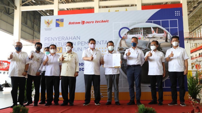 Menteri Koordinator Bidang Perekonomian, Airlangga Hartarto saat menyerahkan dua PP KEK yang berlokasi di Batam.