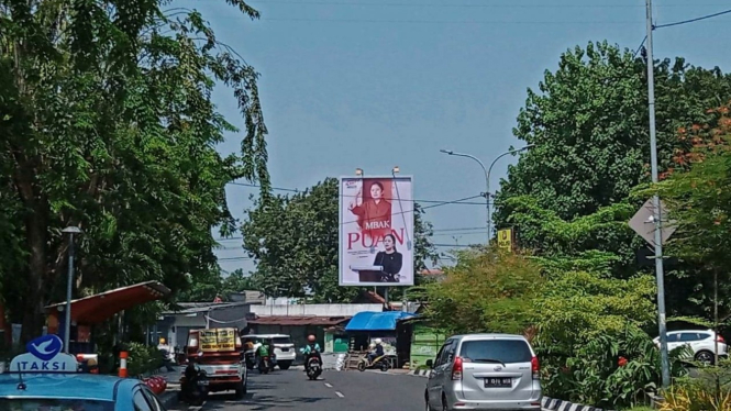 Baliho Puan Maharani bertebaran di wilayah Jawa Timur.
