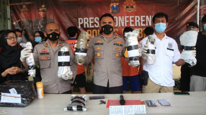 Wakapolres Jember Kompol Kadek Ary Mahardika (tengah) menunjukkan barang bukti ganja.