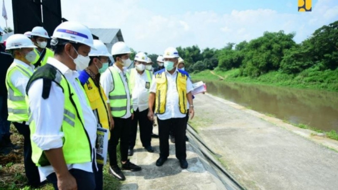 Menteri PUPR Basuki Hadimuljono meninjau pembangunan Pintu Air Demangan di Surakarta.