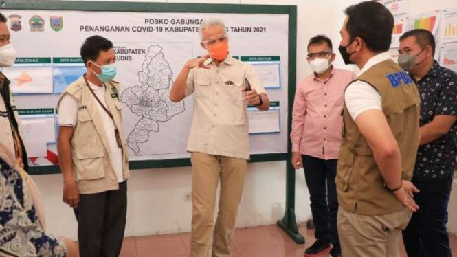 Gubernur Jateng Ganjar Pranowo mengunjungi Posko Gabungan Penanganan Covid-19.