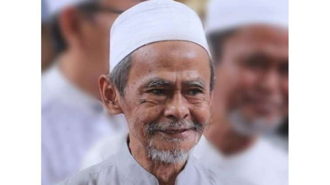 KH Nawawi Abdul Jalil, Pengasuh Ponpes Sidogiri, Pasuruan.