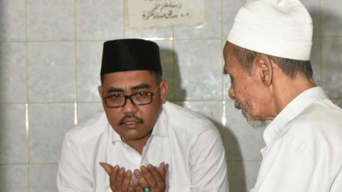 Wakil Ketua MPR RI Jazilul Fawaid dan KH Nawawai saat berdoa bersama.