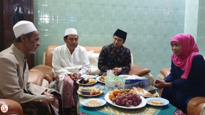 Almarhum KH Ahmad Nawawi Abdul Jalil (kiri) semasa hidup saat ditemui Gubernur Jatim Khofifah Indar Parawansa. 