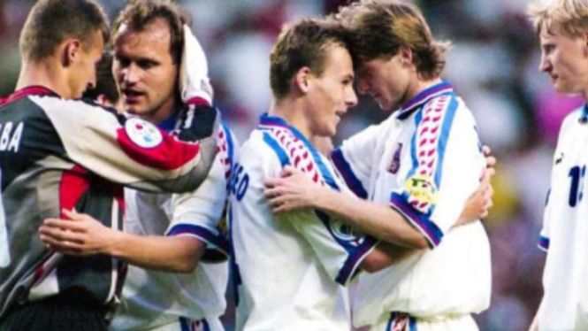 Pemain Republik Ceko rayakan kemenangan atas Italia di Piala Eropa 1996.