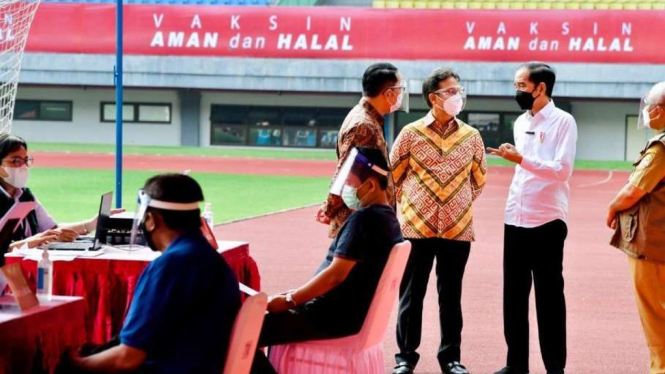 Presiden Jokowi Didampingi Menkes dan Gubernur Jabar Tinjau Vaksinasi di Bekasi