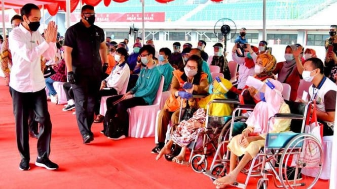 Presiden Jokowi Tinjau Vaksinasi Massal di Stadion Patriot Candrabhaga, Bekasi