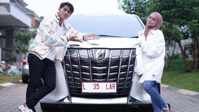 Rizky Billar dan Lesti Kejora dapat hadiah Alphard.