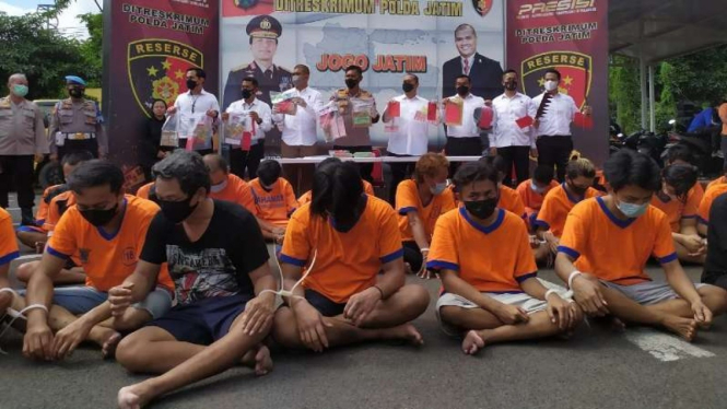 Puluhan tersangka preman tukang palak diperlihatkan oleh polisi di Markas Polda Jawa Timur di Surabaya pada Senin, 14 Juni 2021.