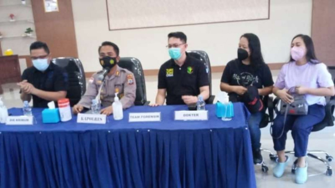 Tim Forensik Kepolisian Daerah Sulawesi Utara bersama Kepala Polres Sangihe memberikan keterangan pers tentang hasil autopsi jasad Wakil Bupati Sangihe di Aula Polres Sangihe, Senin, 14 Juni 2021.