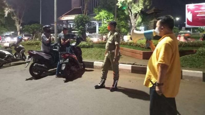 Satpol PP Kota Semarang melakukan razia kerumunan.
