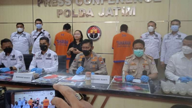 Polisi memperlihatkan dua tersangka dan ribuan benur yang disita.