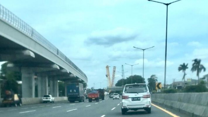 Kondisi lalu lintas di jalan tol.