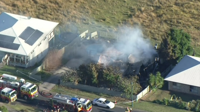 Sebuah rumah ludes terbakar di Kilcoy, daerah pinggiran Brisbane, pada 12 JuniÂ 2021. Dua warga asal Indonesia yang tinggal di rumah itu dipastikan selamat. (ABC News)