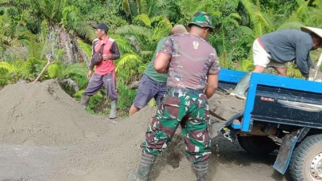 VIVA Militer: Personel TNI AD melaksanakan TMMD di wilayah perbatasan Nunukan
