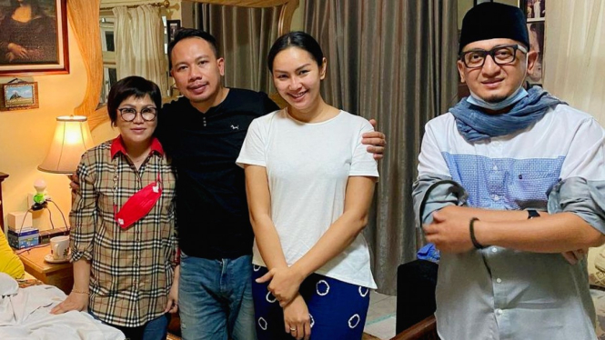 Ustaz Zacky Mirza berpose bersama Vicky Prasetyo & Kalina Oktarani