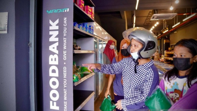Sejumlah TKI di Malaysia turut memanfaatkan barang-barang yang disediakan secara gratis dalam rak foodbank.