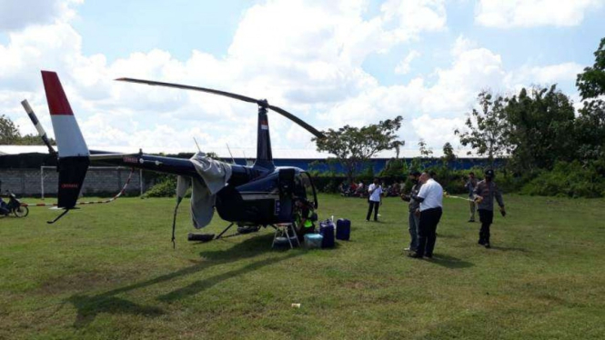 Teknisi tengah memperbaiki kendala sistem navigasi helikopter BNPB.