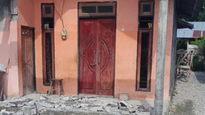 Satu dari belasan rumah di Kabupaten Maluku Tengah, Provinsi Maluku, rusak setelah wilayah itu diguncang gempa dengan magnitudo 6,1, Rabu siang, 16 Juni 2021.