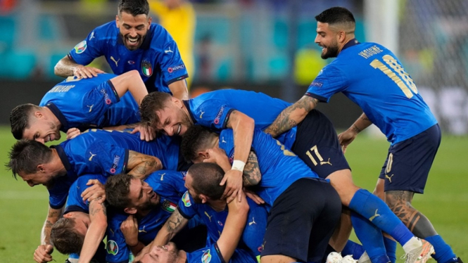 Pemain Italia merayakan gol ke gawang Swiss