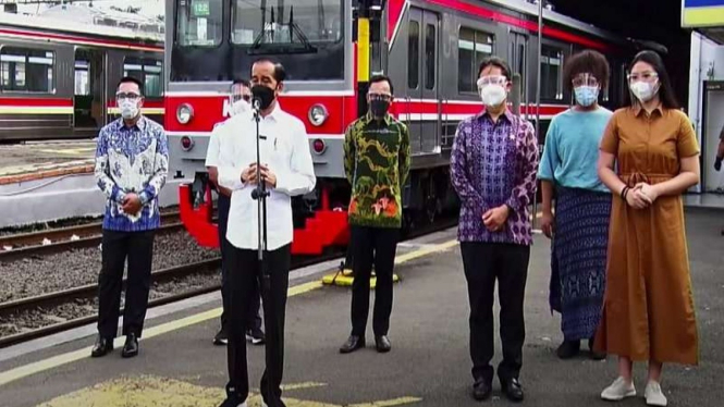 Presiden Jokowi meninjau vaksinasi COVID-19 massal di Stasiun Bogor