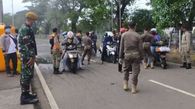 Penyekatan Jembatan Suramadu dari arah Kota Surabaya maupun dari Bangkalan.