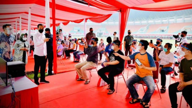 Presiden Jokowi Tinjau Vaksinasi Massal di Stadion Pakansari, Kabupaten Bogor