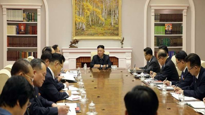Penampilan baru Kim Jong-un dengan tubuh lebih kurus saat memimpin rapat 