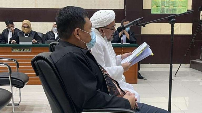 Habib Rizieq Shihab dalam persidangan di PN Jakarta Timur