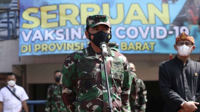 VIVA Militer: Panglima TNI tinjau serbuan vaksinasi COVID-19 di Bandung