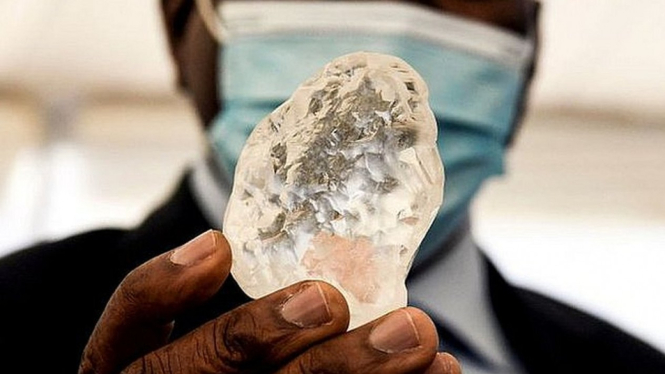 Presiden Botswana, Mokgweetsi Masisi, memperlihatkan batu berlian besar dalam prosesi resmi di Kota Gaborone. AFP/BBC Indonesia.