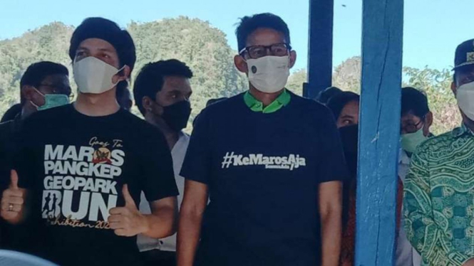 Menteri Pariwisata dan Ekonomi Kreatif Sandiaga Uno dan selebriti Atta Halilintar berkunjung ke objek Wisata Karst Rammang-Rammang di Kabupaten Maros, Sulawesi Selatan, Kamis, 17 Juni 2021.